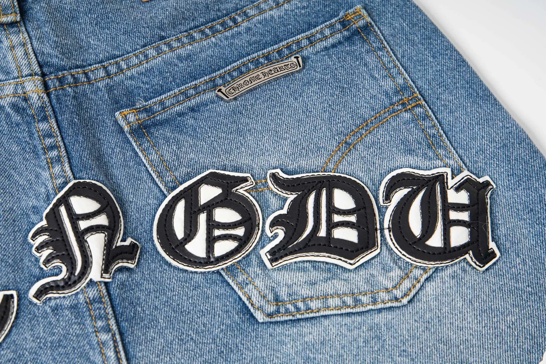 P260 Chrome Hearts light blue pants, Sanskrit black and white patchwork leather jeans. CH jeans need to be washed before being dismantled and then hand-stitched with sheepskin cross leather and then spliced ​​together. The whole piece has too many craftsmanship to explain. The patches are decorated with cross patterns, and the high-waisted washed jeans! ! Absolutely high-end luxury products, god-level single products and super popular products, made with top heavy industry, a must-see magic weapon. Customized hardware. The fabric is thick and soft after washing. It has good breathability. Customized small leather label. Unique design. The details are simple and elegant, and the workmanship is exquisite. The entire trousers are neatly routed and the details are in place! It’s so cool that both men and women can easily control the genderless trend! Style number: 1803# Color: blue Size: 28 30 32 34